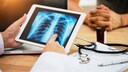 krebstote deutschland: Arzt erklärt Patient eine Lungen-Röntgenbild