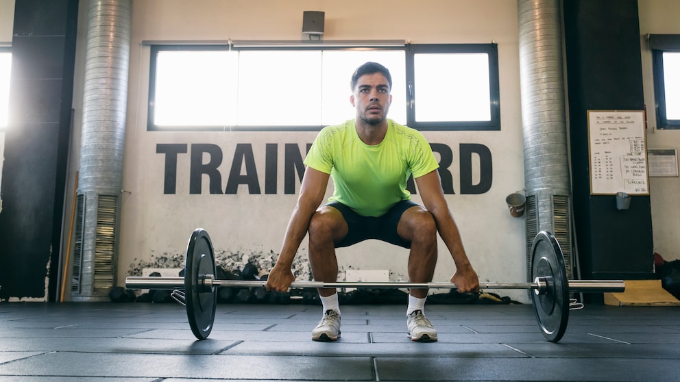 Das Kreuzheben ist eine von drei Grundübungen, die man beim Powerlifting absolviert