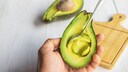 Kaum hat man eine Avocado gesch&auml;lt, l&auml;uft sie an der Luft schnell dunkel an. Doch nicht jeder Trick, um angeschnittene Avocados l&auml;nger haltbar zu machen, ist ratsam.