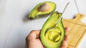 Kaum hat man eine Avocado geschält, läuft sie an der Luft schnell dunkel an. Doch nicht jeder Trick, um angeschnittene Avocados länger haltbar zu machen, ist ratsam.