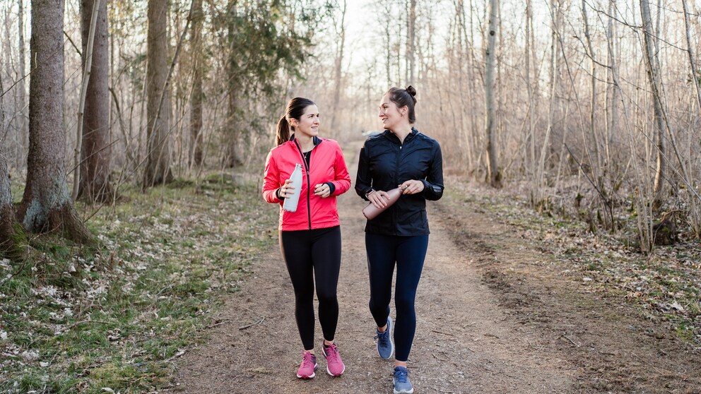 Sterblichkeitsrisiko: Zwei Frauen im Wald