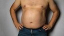 Oberkörperfreier Mann mit Bierbauch