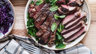 Keto Paleo ungesund: Teller mit Salat und Flesich