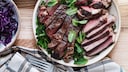 Keto Paleo ungesund: Teller mit Salat und Flesich