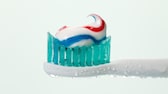 Zahnpasta auf Zahnbürste