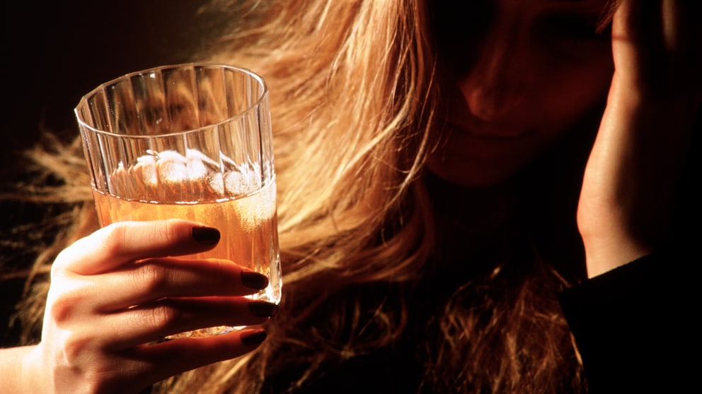 Frau mit einem Glas Wein