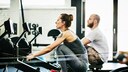 Schlaf Training: Frau und Mann im Gym an Rudergeräten