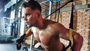 TRX- Schlingentraining: Mann absolviert &Uuml;bung im Gym