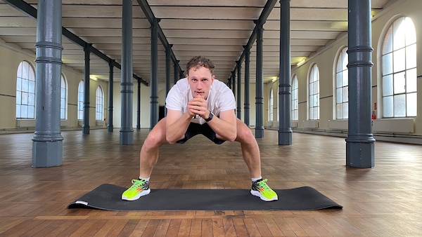 Mini Jumps in/out – HIT-Workout für Beine und Po mit Eisschnellläufer Hendrik Dombek