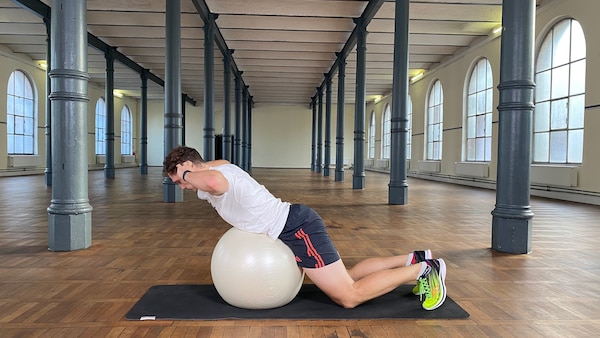 Übung „Rumpfheben“ – 20 Min. Core-Workout mit Eisschnellläufer Hendrik Dombek