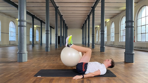 Übung „Aufrollen“ – 20 Min. Core-Workout mit Eisschnellläufer Hendrik Dombek