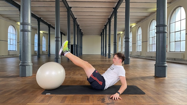 Beine über den Ball führen – 20 Min. Core-Workout mit Eisschnellläufer Hendrik Dombek