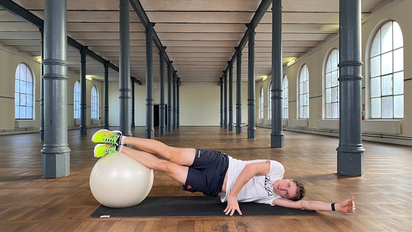 Statischer Seitstütz – 20 Min. Core-Workout mit Eisschnellläufer Hendrik Dombek