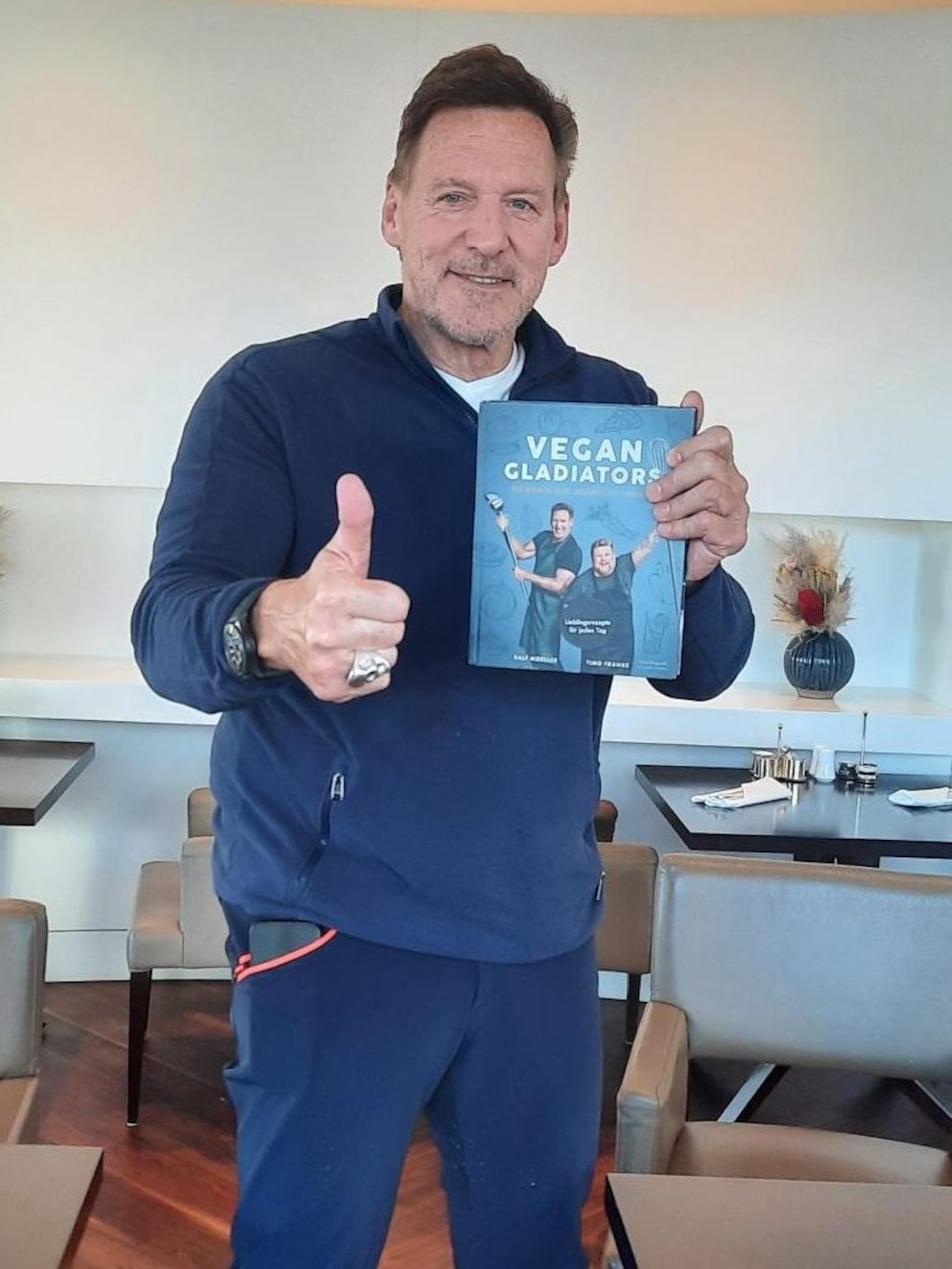 Ralf Möller mit seinem veganen Kochbuch