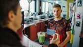 Joshua Kimmich mixt als „Kenny“ einen Waldmeister-Shake