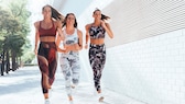 sport-bh laufen: Drei junge Frauen joggen