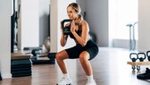 placebo-effekt training: Junge Frau beim Dumbbell-Training