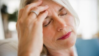 10-20-Regel migräne: Frau hat Kopfschmerzen