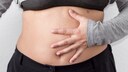 gestörter Stoffwechsel, langsamer Stoffwechsel: Frau zeigt ihren Bauch