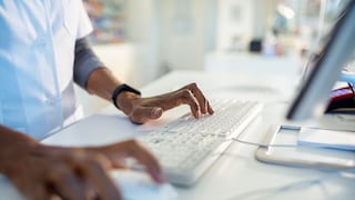 Stress PC: Person arbeitet mit Tastatur und Maus an einem Rechner