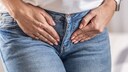 gebärmuttersenkung, uterusprolaps: Frau hält sich ihren Unterleib