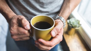 kaffee diabetiker: Mann hält eine Tasse mit Kaffee in den Händen