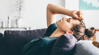 Insbesondere Cluster-Kopfschmerzen und Migräne treten meist zu bestimmten Tageszeiten auf, wie eine Studie nun herausfand. Dabei spielen auch Hormone eine Rolle