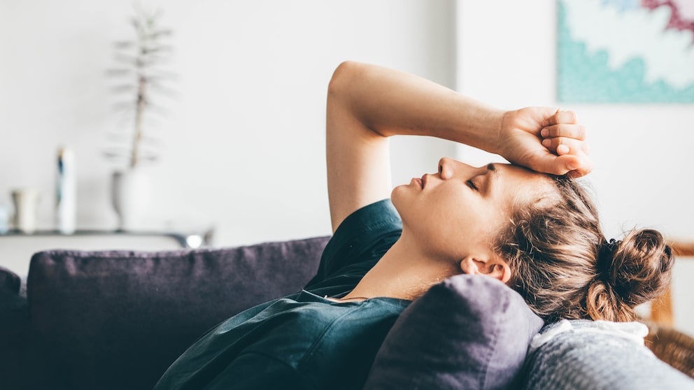 Insbesondere Cluster-Kopfschmerzen und Migräne treten meist zu bestimmten Tageszeiten auf, wie eine Studie nun herausfand. Dabei spielen auch Hormone eine Rolle