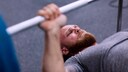 Mann mit rotem Kopf beim Training