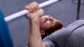 Mann mit rotem Kopf beim Training