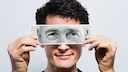 Lebensmittel langsamer altern: Mann hält sich Bild einer älteren Person vor das Gesicht