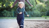 Hüftschnupfen: Junge auf einem Spielplatz