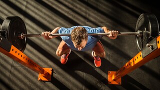 Bluthochdruck Krafttraining: Mann im Gym beim Krafttraining