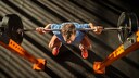 Bluthochdruck Krafttraining: Mann im Gym beim Krafttraining