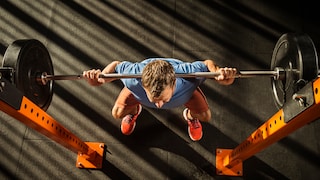 Bluthochdruck Krafttraining: Mann im Gym beim Krafttraining