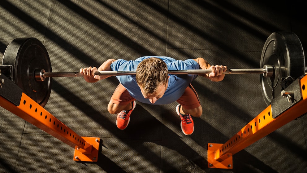 Bluthochdruck Krafttraining: Mann im Gym beim Krafttraining