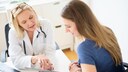 Ärztin im Gespräch mit Patientin