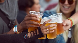 alkoholverzicht länger leben: Eine Gruppe junger Leute feiert