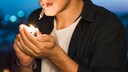 cannabis männer schizophrenie: Junger Mann zündet sich einen Joint an