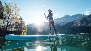 Frau auf einem Stand-up-Paddle auf dem Wasser