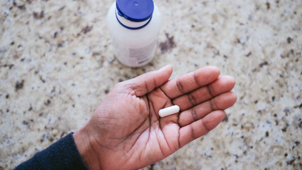 Magnesium-Pillen sind eine beliebte Nahrungsergänzung. Allerdings sollte man bei der Magnesium-Einnahme einiges beachten.