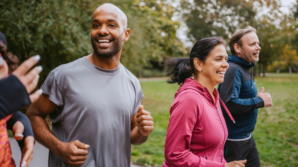 Fröhliche Gruppe beim Joggen