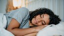 schlaftyp depression: Junge Frau liegt im Bett