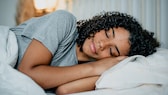 schlaftyp depression: Junge Frau liegt im Bett