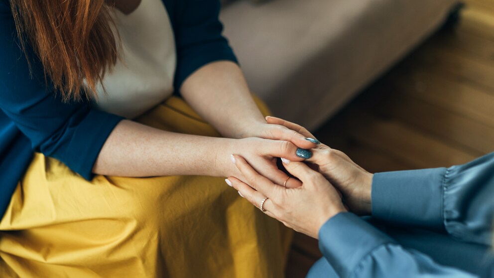 welche psychotherapie: Zwei Frauen halten sich an den Händen