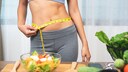 ern&auml;hrung abnehmen: Frau misst ihre Taille