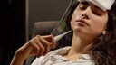 Pfeiffersches Dr&uuml;senfieber Multiple Sklerose: Junge Frau mit Fieber