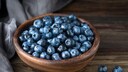 heidelbeeren gesund; blaubeeren gesund: Eine Schale mit Heidelbeeren