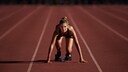 deutsches sportabzeichen: Eine Frau am Lauf-Startblock