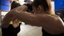 Frau nach einer schmerzhaften Trainingseinheit